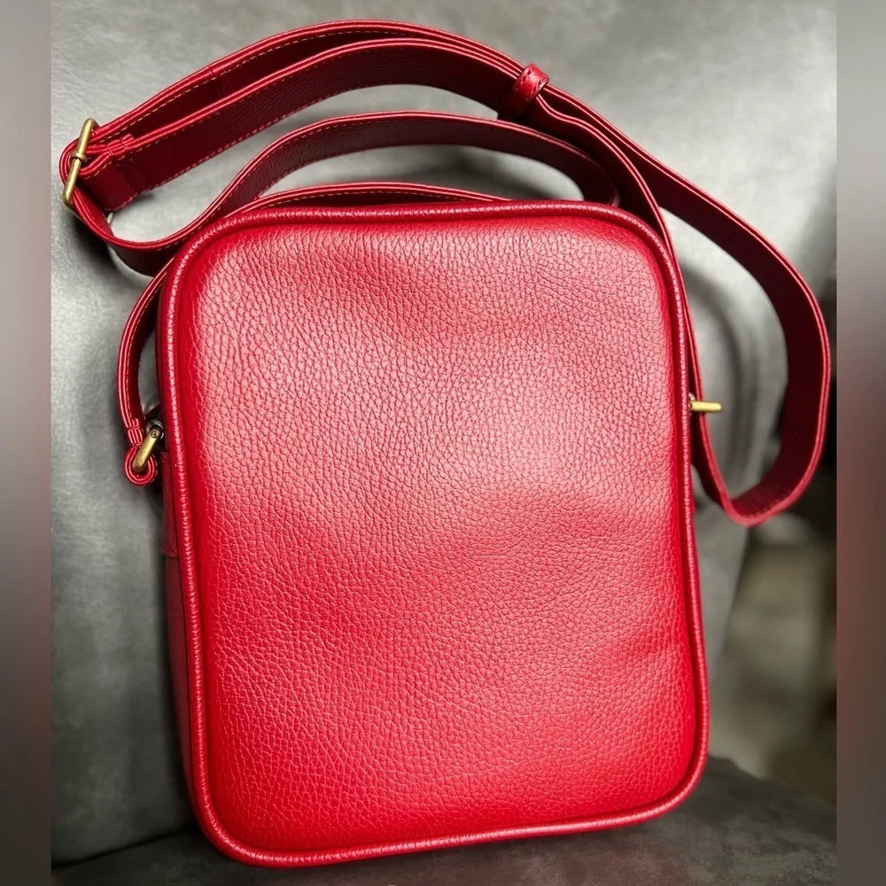 GUCCI Logo Print Leather Grained Calfskin Logo Messenger Bag Hibiscus Red